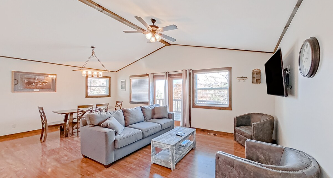  Living/Dining area