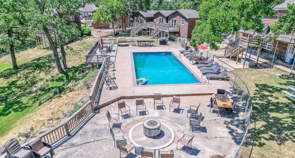  Pool/Outdoor seating