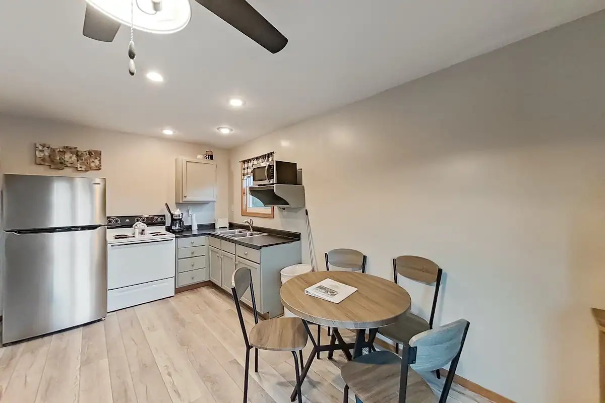  Kitchen and Dinning area